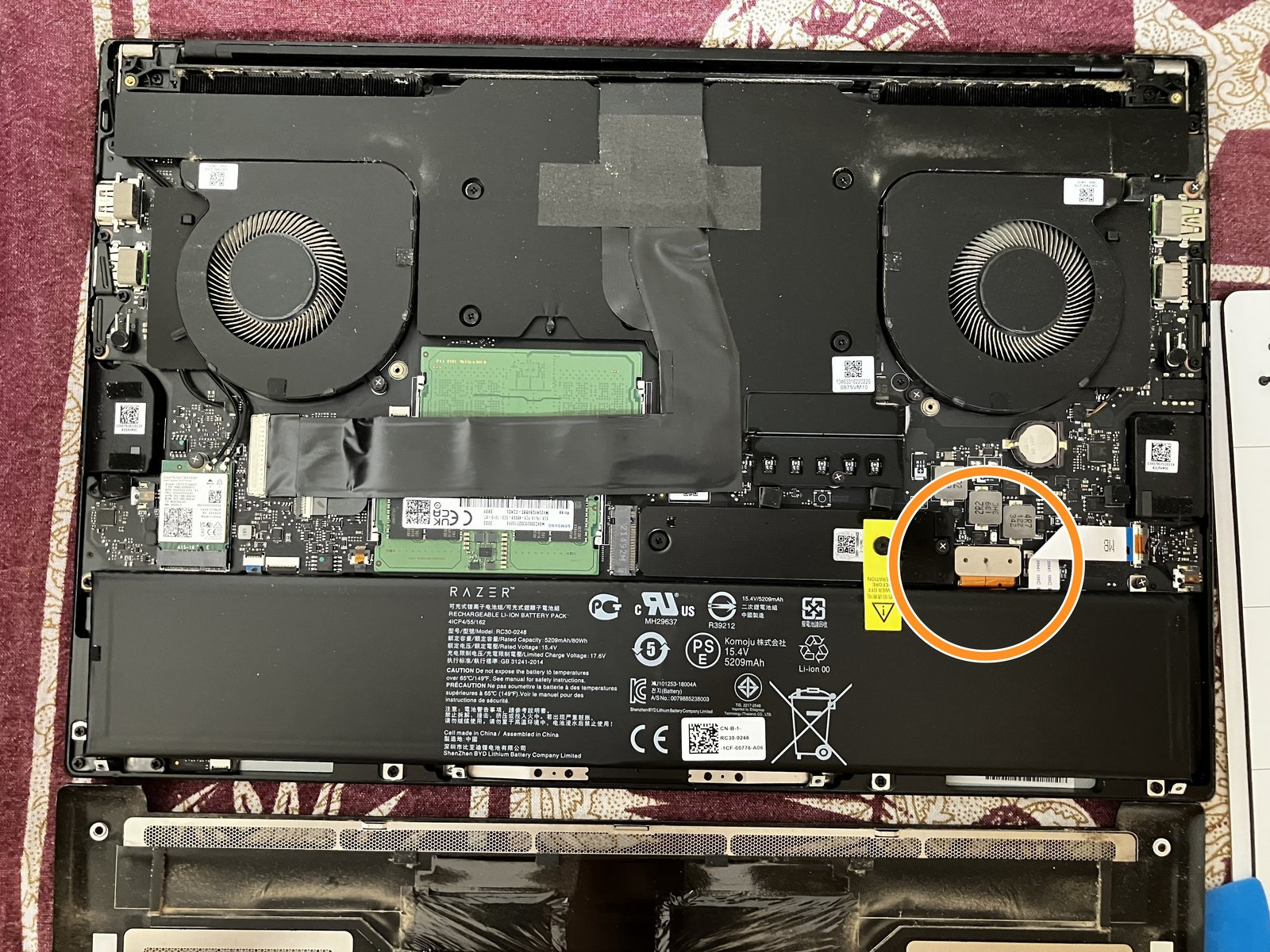 Internal Photo of Razer Blade 15 2022 Advanced RZ09-0421PEC3-R3U1 GPU fan original (Razer Blade 15 2022)